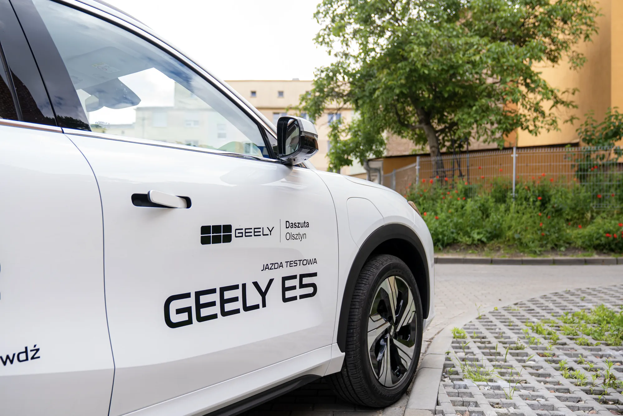 Geely E5 z oznaczeniem jazdy testowej